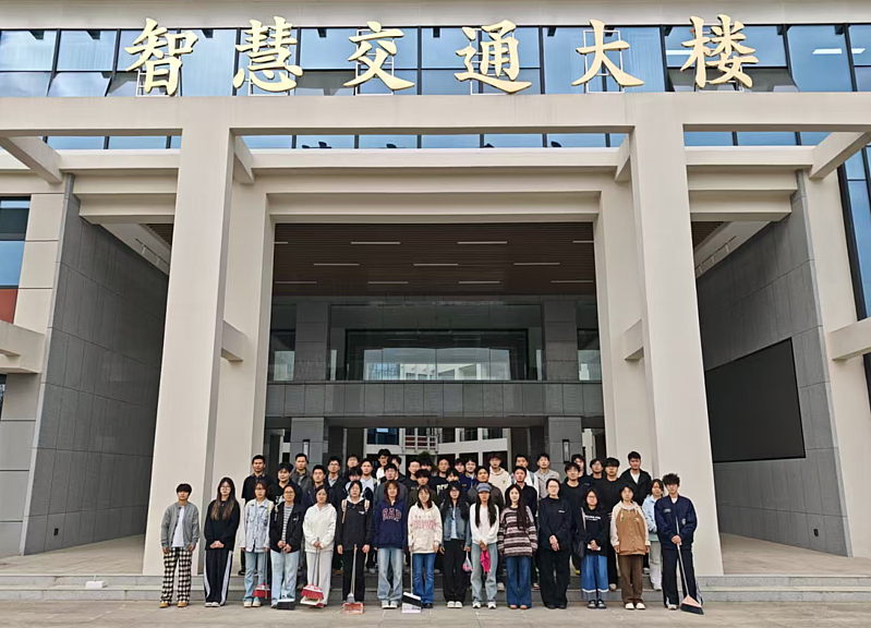 齐心协力迎评估 党员劳动展担当1946伟德国际源自英国学生党支部开展卫生清扫活动